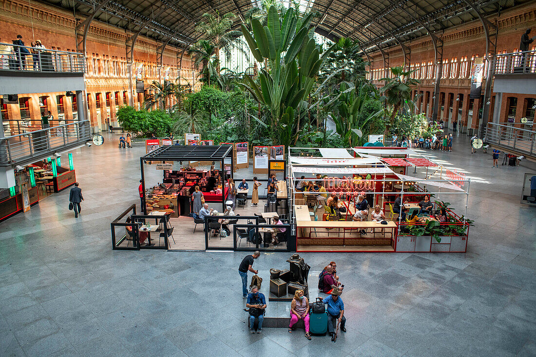 Gewächshaus in der Principal Hall. Bars und Restaurants im Atocha-Bahnhof in Madrid, Spanien