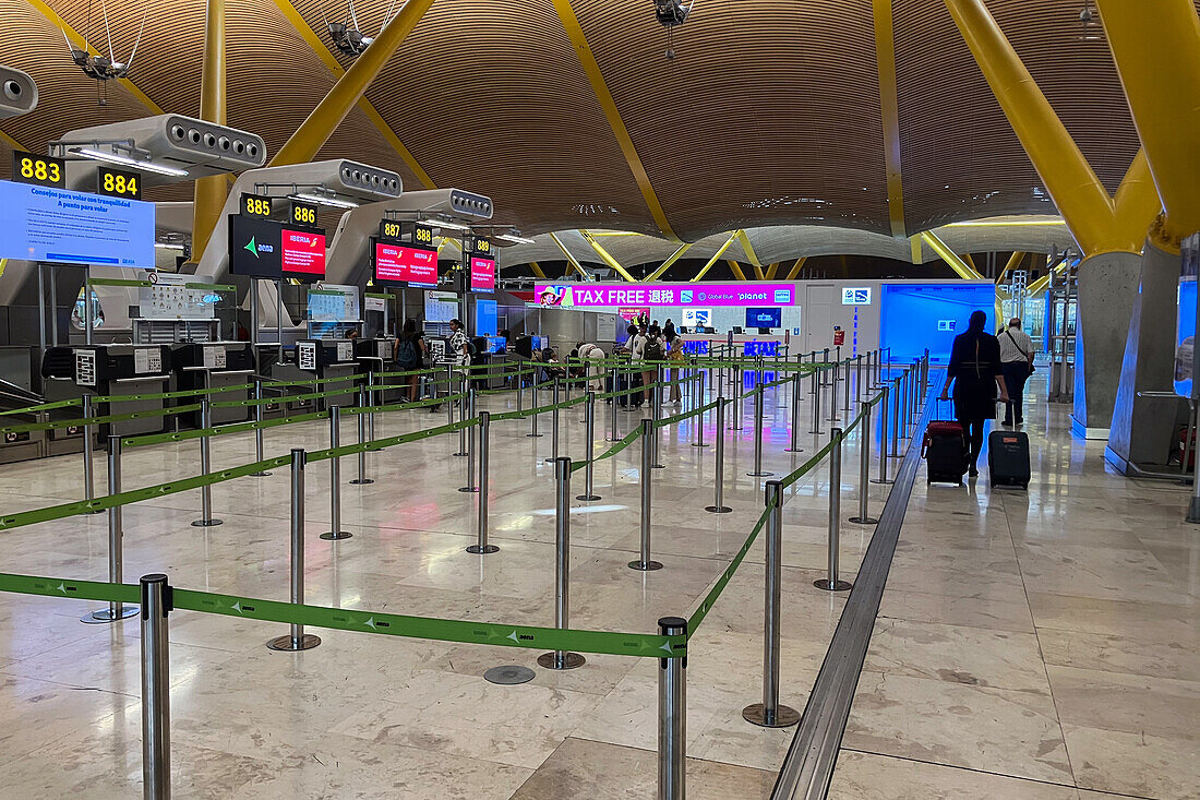 Abflug-Check-in-Schalter im Flughafen Madrid, Spanien