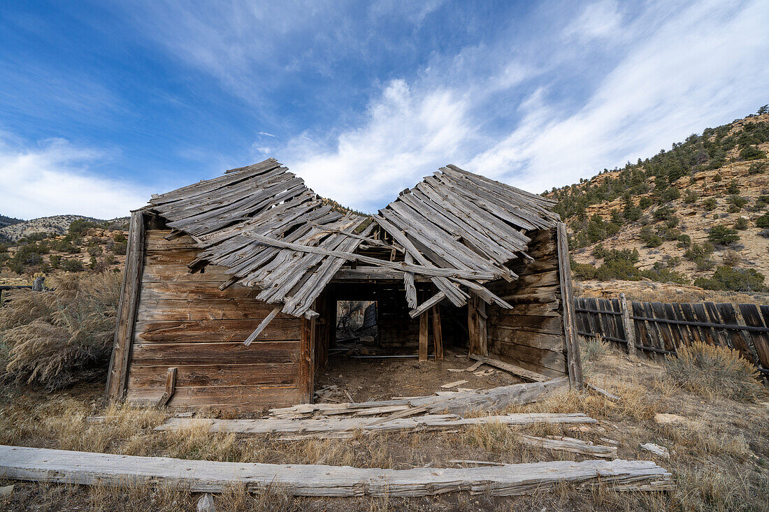 Eine verlassene Pionier-Ranch-Scheune in Cottenwood Glen im Nine Mile Canyon in Utah