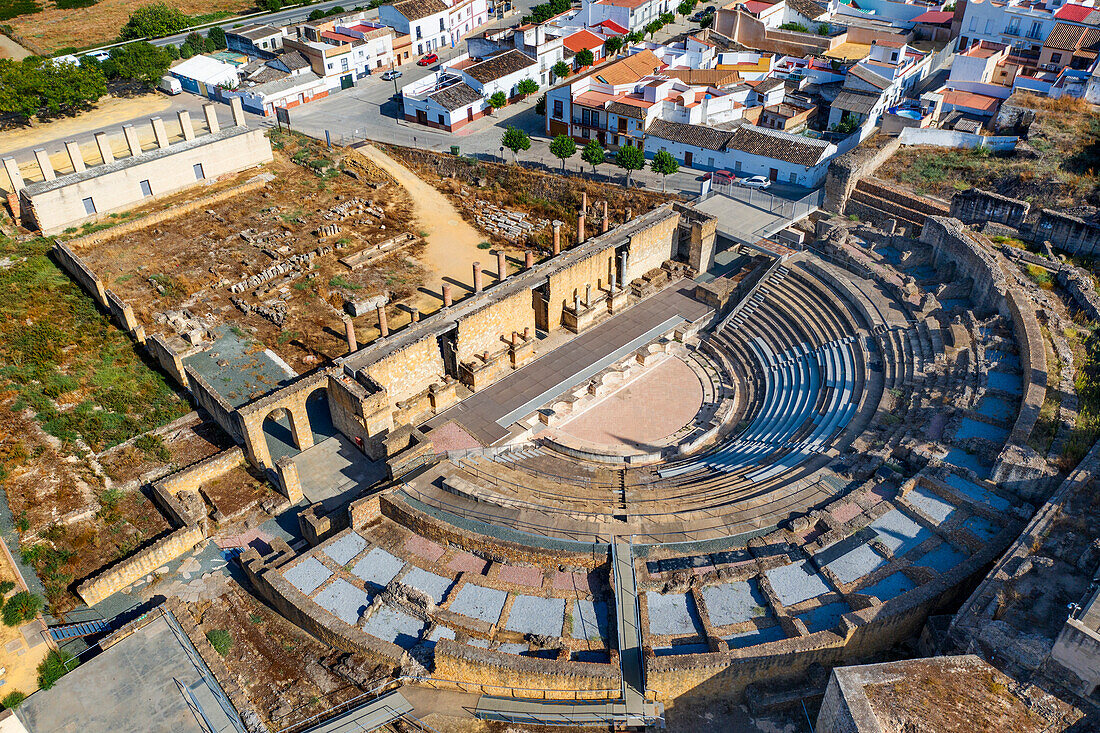 Luftaufnahmen der römischen Ruinen eines römischen Amphitheaters, Italica, Provinz Sevilla, Andalusien, Spanien