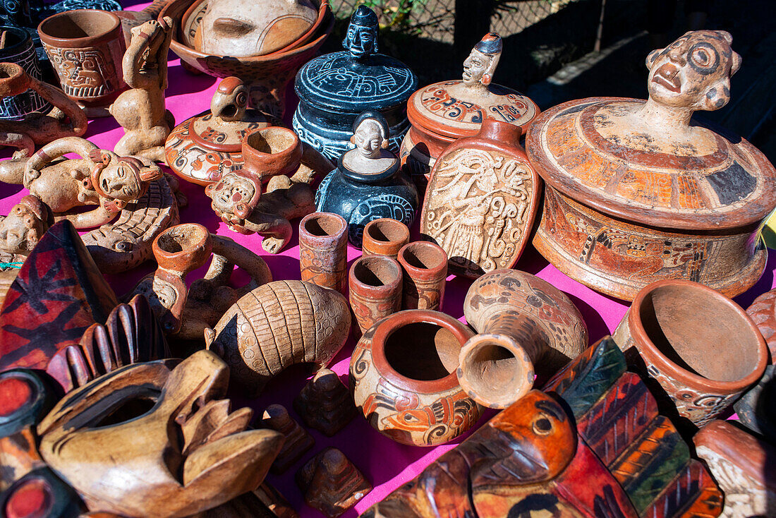 Souvenirs und Maya-Repliken in den Maya-Ruinen von Tazumal in Chalchuapa, El Salvador, Hauptpyramide, präkolumbianische archäologische Stätte, wichtigste und am besten erhaltene Maya-Ruinen in El Salvador, Tazumal heißt übersetzt "Der Ort, an dem die Opfer verbrannt wurden", Departement Santa Ana