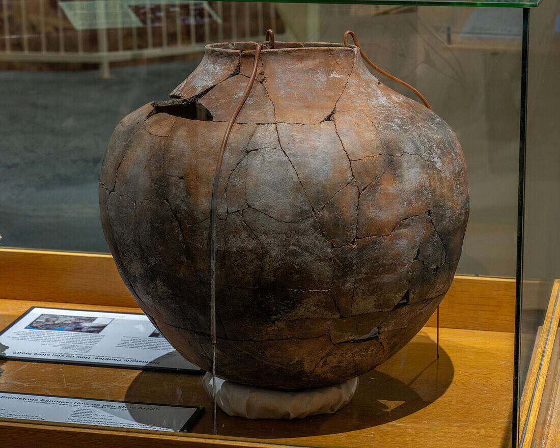 Ein großer Keramiktopf zur Aufbewahrung von getrockneten Bohnen und Mais aus der Fremont-Kultur im USU Eastern Prehistoric Museum in Price, Utah