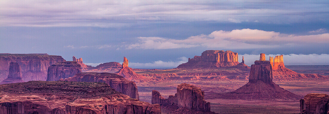 Pastellfarbenes Sonnenaufgangspanorama des Monument Valley von Hunt's Mesa aus. Monument Navajo Valley Stammespark, Arizona