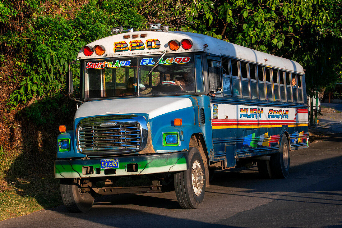 Alter Bus Santa Ana zum Lago De Coatepeque, Coatepeque-See, Kratersee, El Salvador, Departement Santa Ana Cenral America