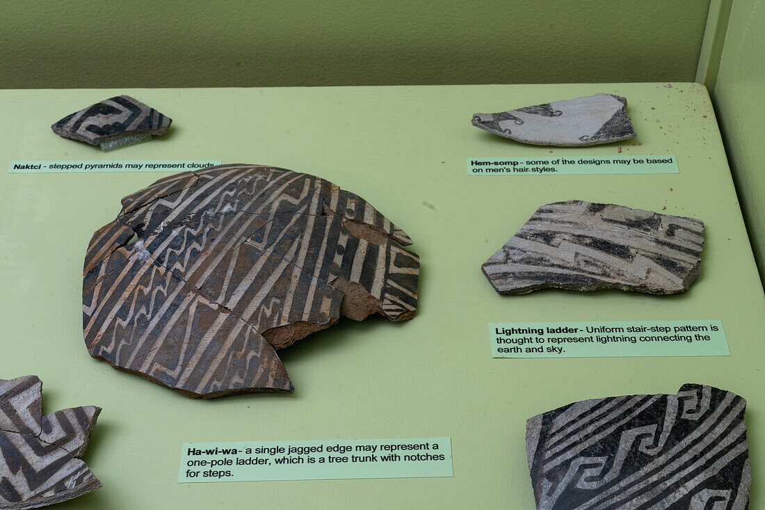 Verschiedene Muster auf prähispanischen Tonwaren der amerikanischen Ureinwohner im USU Eastern Prehistoric Museum in Price, Utah