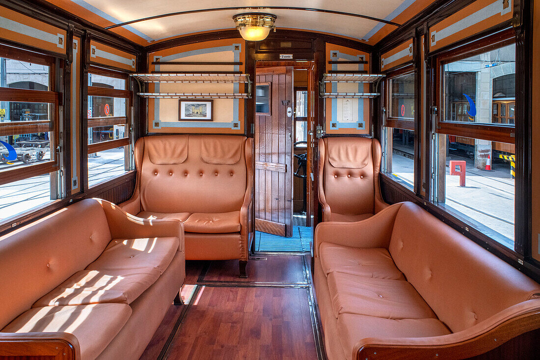 Sitze der ersten Klasse im Tren de Soller, einem historischen Zug, der Palma de Mallorca mit Soller verbindet, Mallorca, Balearen, Spanien, Mittelmeer, Europa