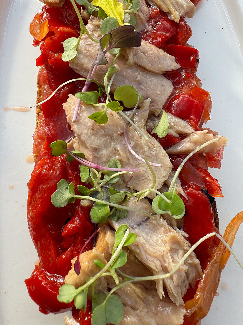 Tuna belly and red peppers toast