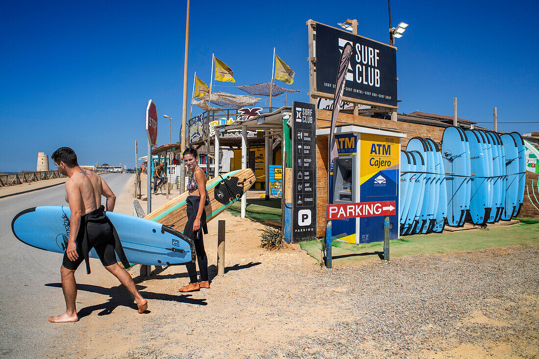 Ein Surferpaar am Strand El Palmar in Vejer de la Frontera, Provinz Cádiz, Costa de la luz, Andalusien, Spanien