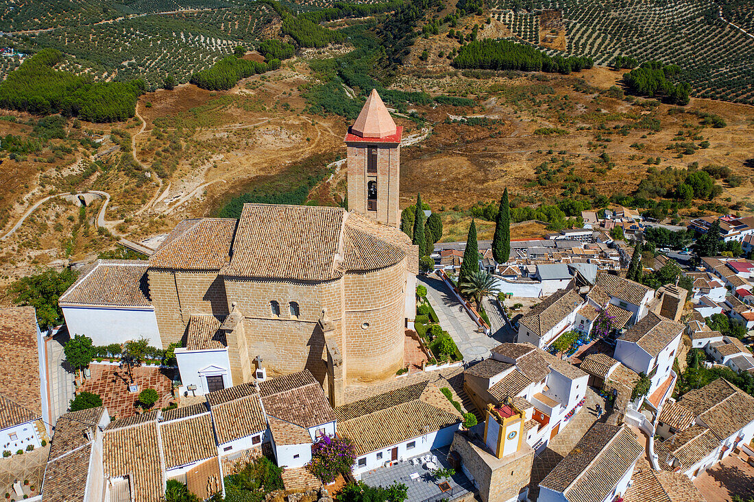 Luftaufnahme des Dorfes Iznajar und des Friedhofs in der Provinz Cordoba, Andalusien, Südspanien
