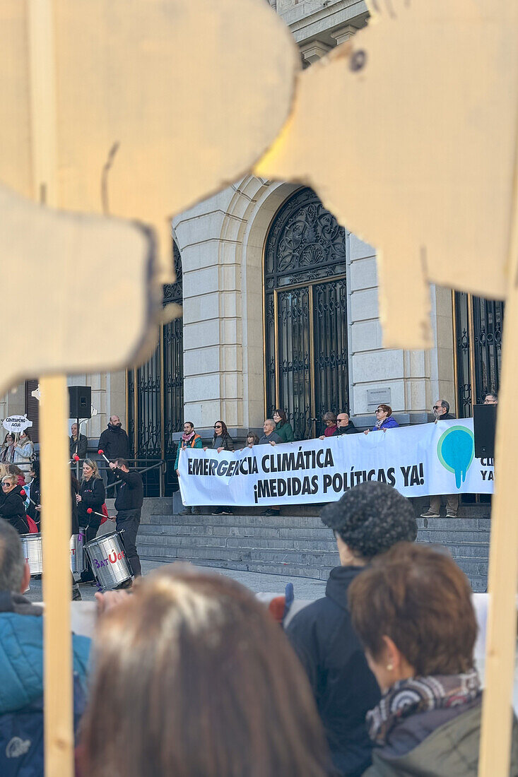 Hunderte von Menschen nehmen am Marsch zur Verteidigung der Umwelt und zur Mobilisierung für den COP28-Klimagipfel teil, Zaragoza, Aragon, Spanien