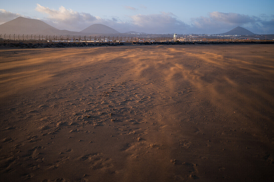 Wind bläst Sand an einem Strand in Lanzarote, Kanarische Inseln, Spanien