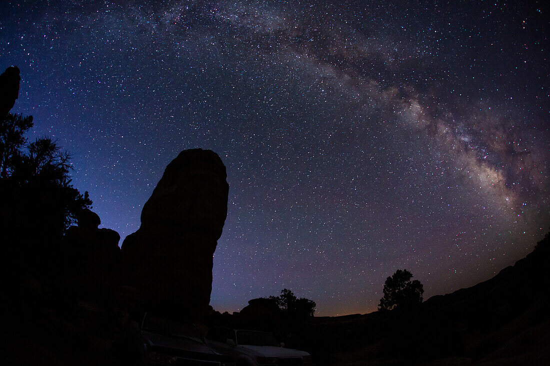 Die Milchstraße über Sandsteintürmen im Needles District des Canyonlands National Park in Utah