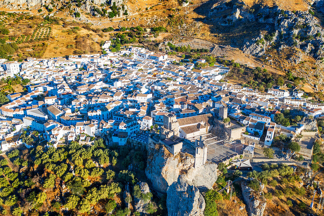 Luftaufnahme von Zuheros im Naturpark Subbetica in der Provinz Cordoba, Andalusien, Südspanien