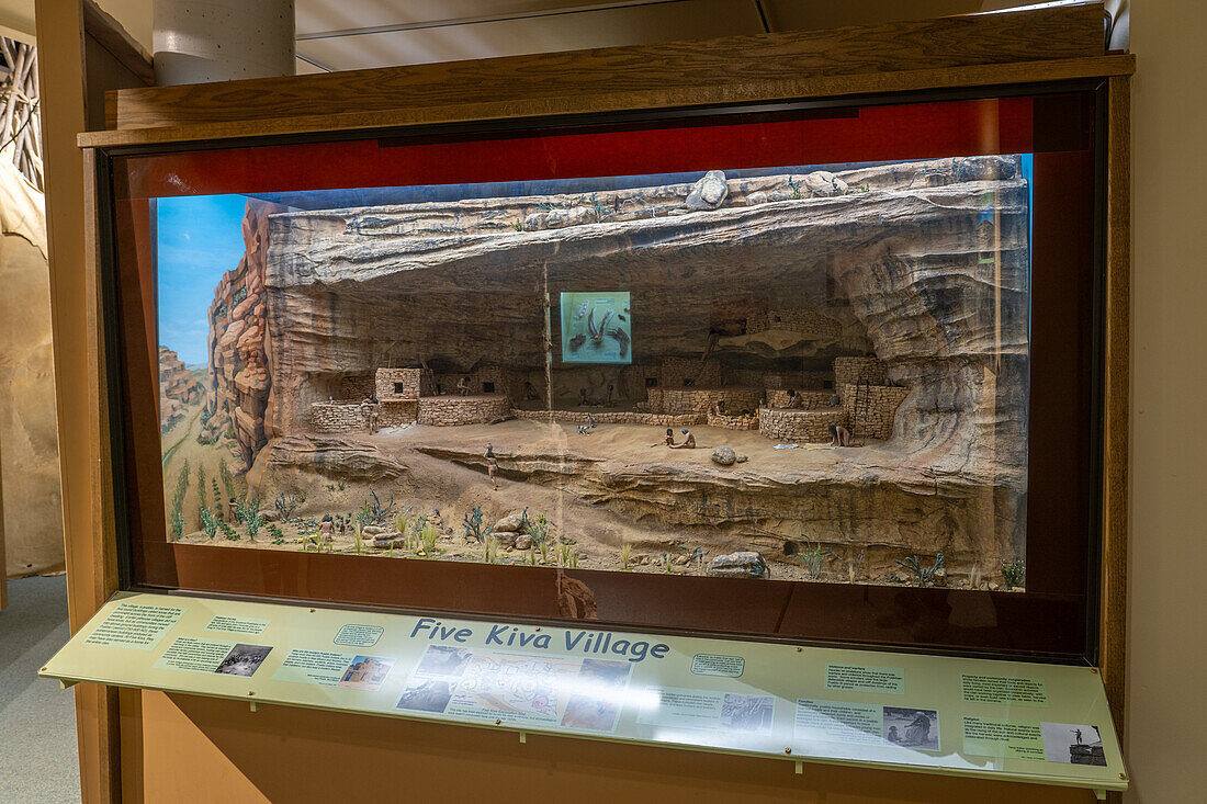 Diorama der Fünf Kiva-Felsenwohnungen im USU Eastern Prehistoric Museum in Price, Utah
