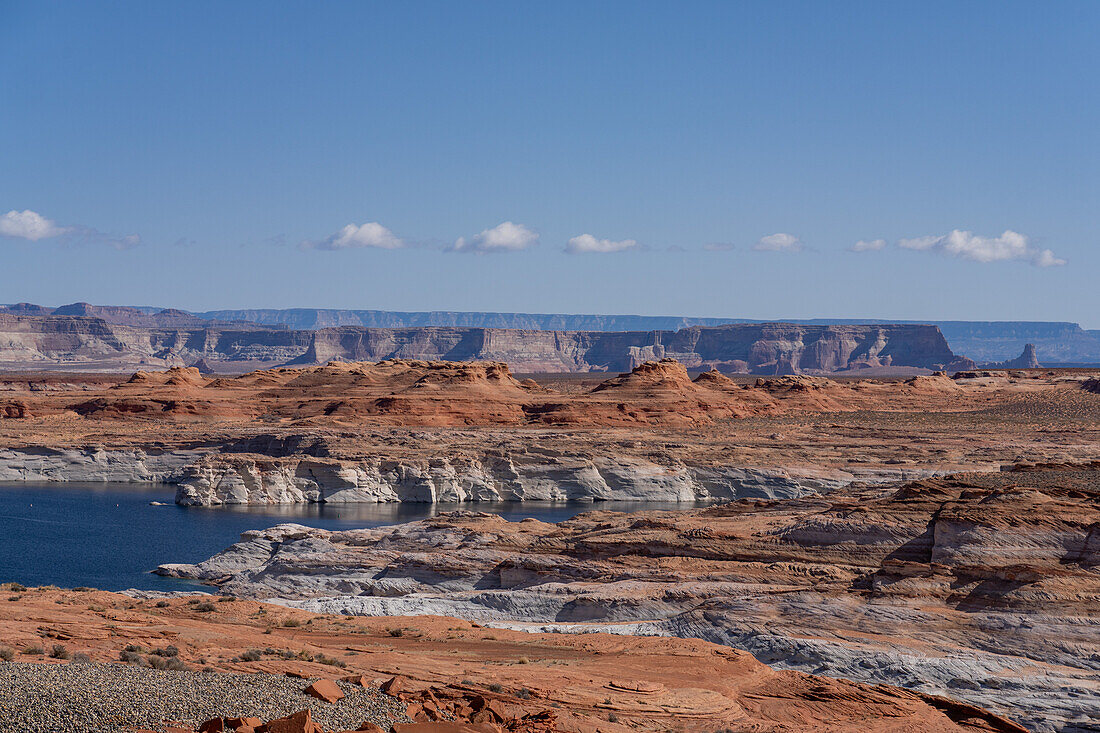 Lake Powell in der Glen Canyon National Recreation Area, Arizona. Man beachte den gebleichten Sandstein, der die Hochwassermarke zeigt