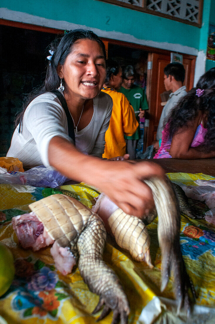 In der Marktstadt Indiana kann man Alligator- oder Krokodilfleisch kaufen, Iquitos, Loreto, Peru