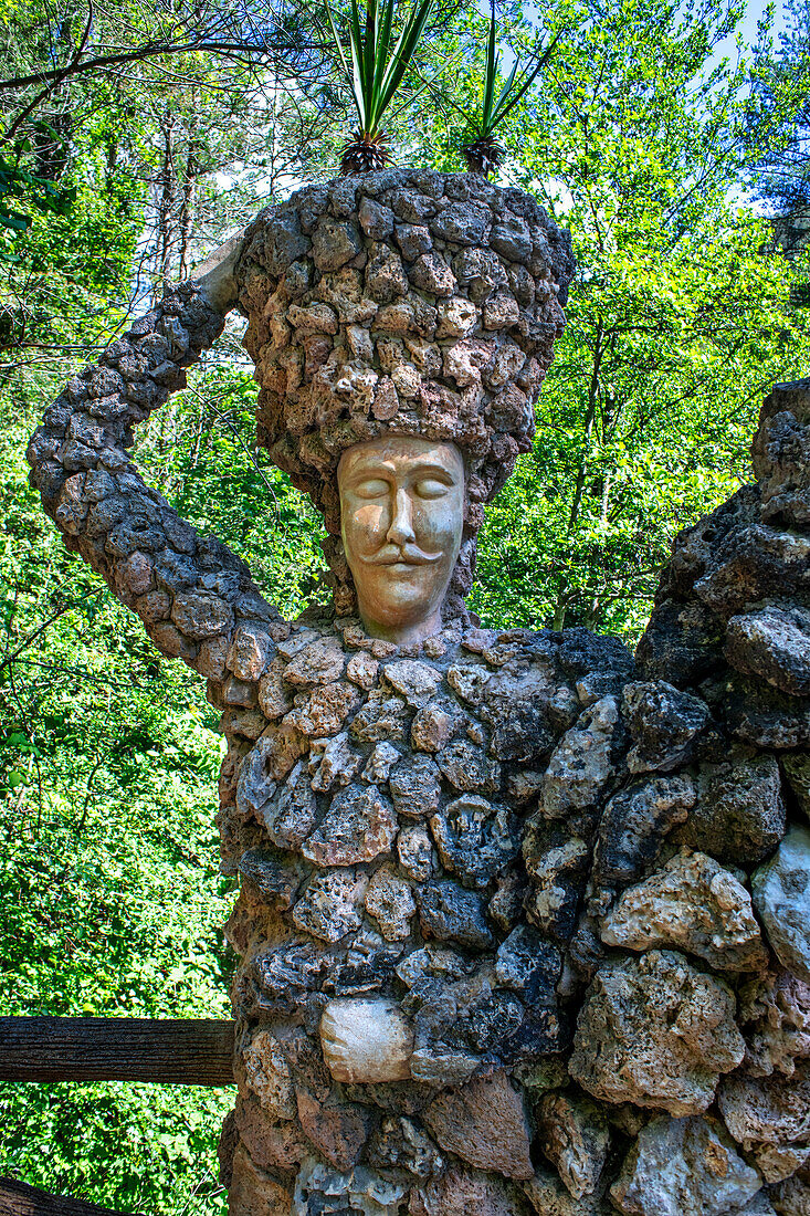 Artigas-Gärten oder Jardins Artigas, entworfen von Antoni Gaudí. Blick auf die Bogenbrücke in La Pobla de Lillet, Katalonien, Spanien