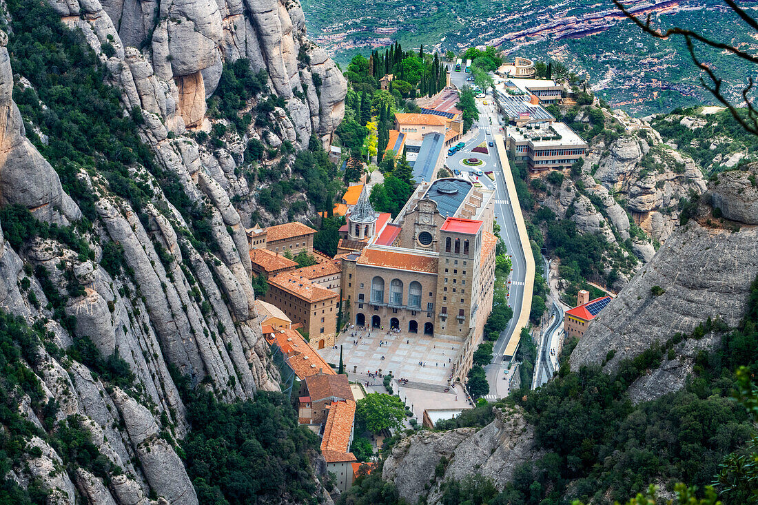 Abtei Santa Maria de Montserrat von der Seilbahn Funicular de Sant Joan, Monistrol de Montserrat, Barcelona, Katalonien, Spanien