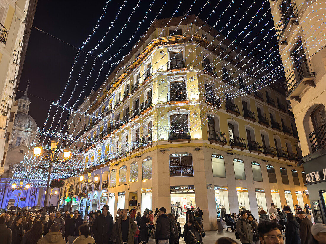 Weihnachten kommt in den Straßen von Zaragoza, Aragon, Spanien