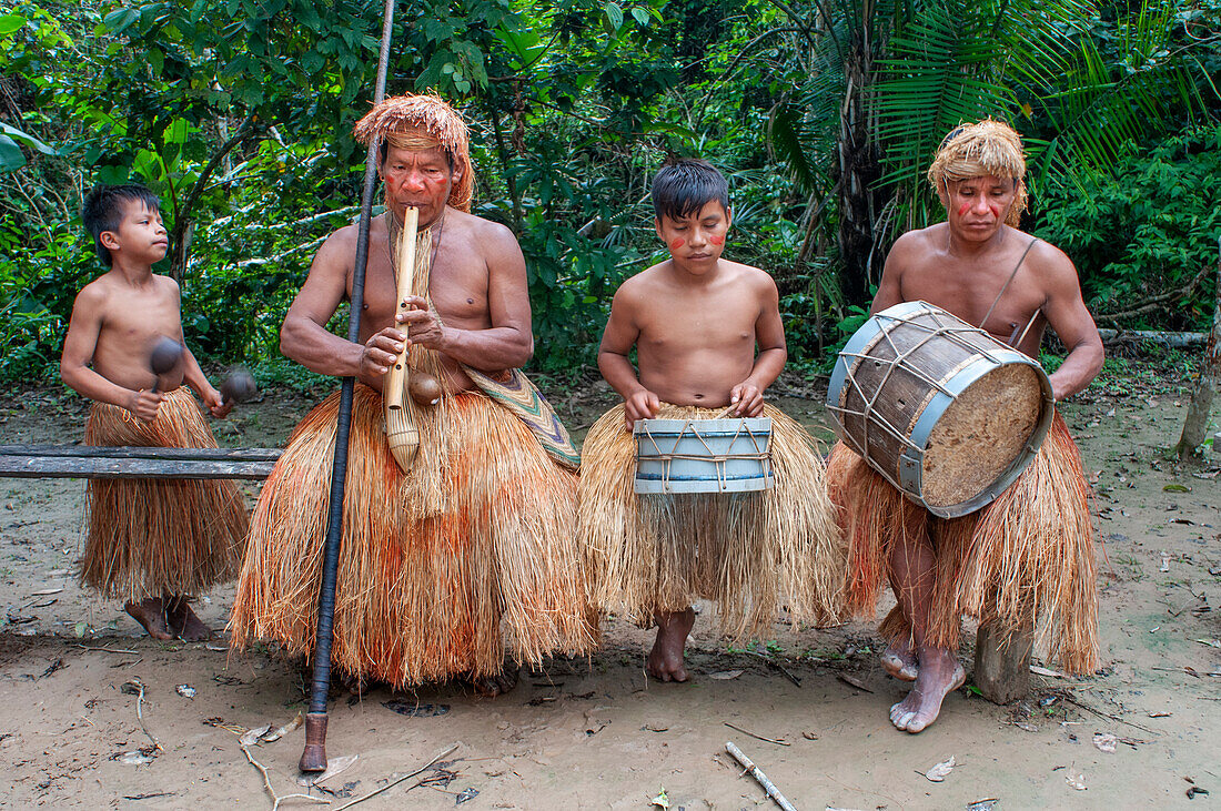Flötentrommelmusik der Yagua-Indianer, die in der Nähe der amazonischen Stadt Iquitos, Peru, ein traditionelles Leben führen