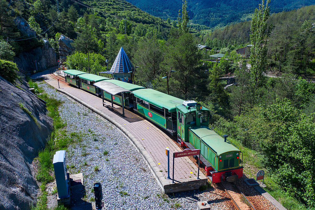 Luftaufnahme des Tren del Ciment, an der Gartenstation Jardins Artigas, La Pobla de Lillet, Castellar de n'hug, Berguedà, Katalonien, Spanien