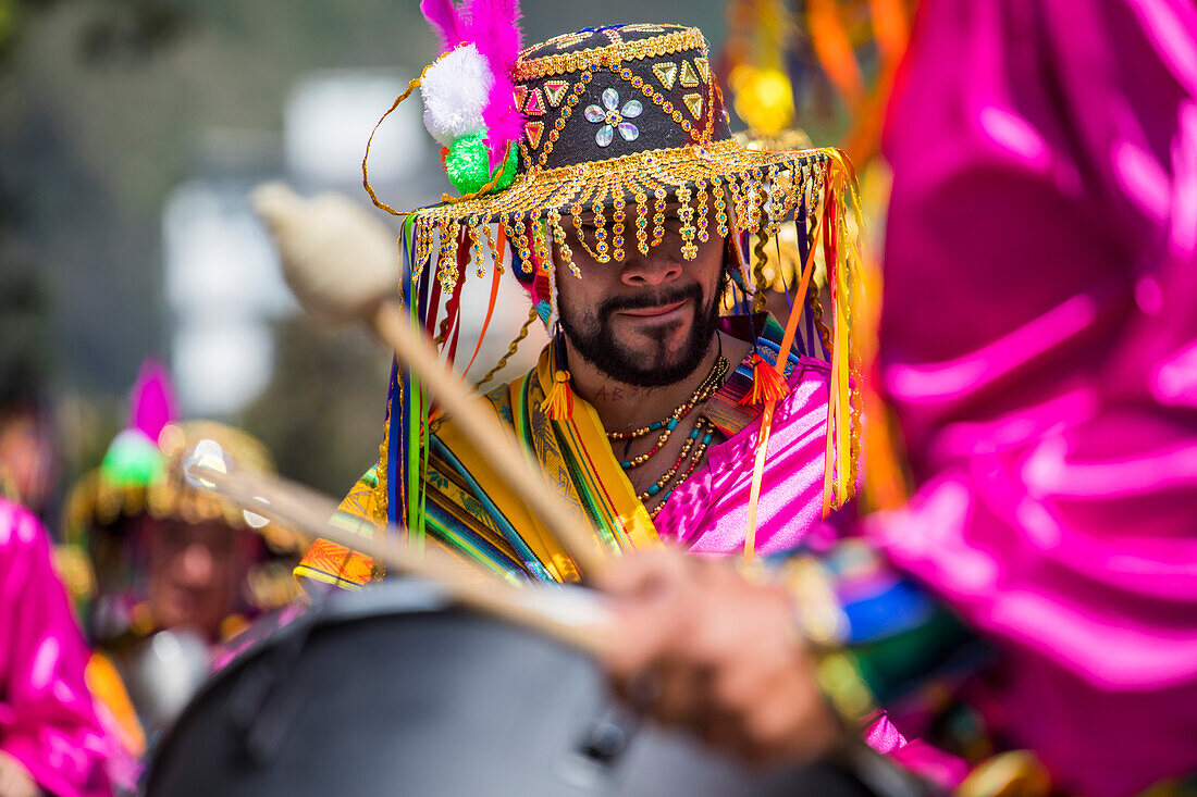 Der Karneval der Negros y Blancos in Pasto, Kolumbien, ist ein lebhaftes kulturelles Spektakel, das sich mit einem Übermaß an Farben, Energie und traditioneller Inbrunst entfaltet