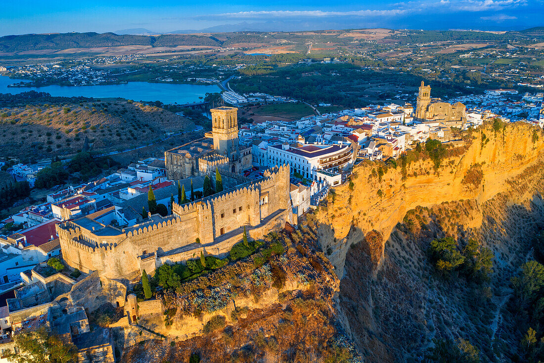 Luftaufnahme der herzoglichen Burg von Arcos de la Fontera, der Kirche von San Pedro und der umliegenden Landschaft, Arcos De la Fontera, Provinz Cádiz, Andalusien, Spanien