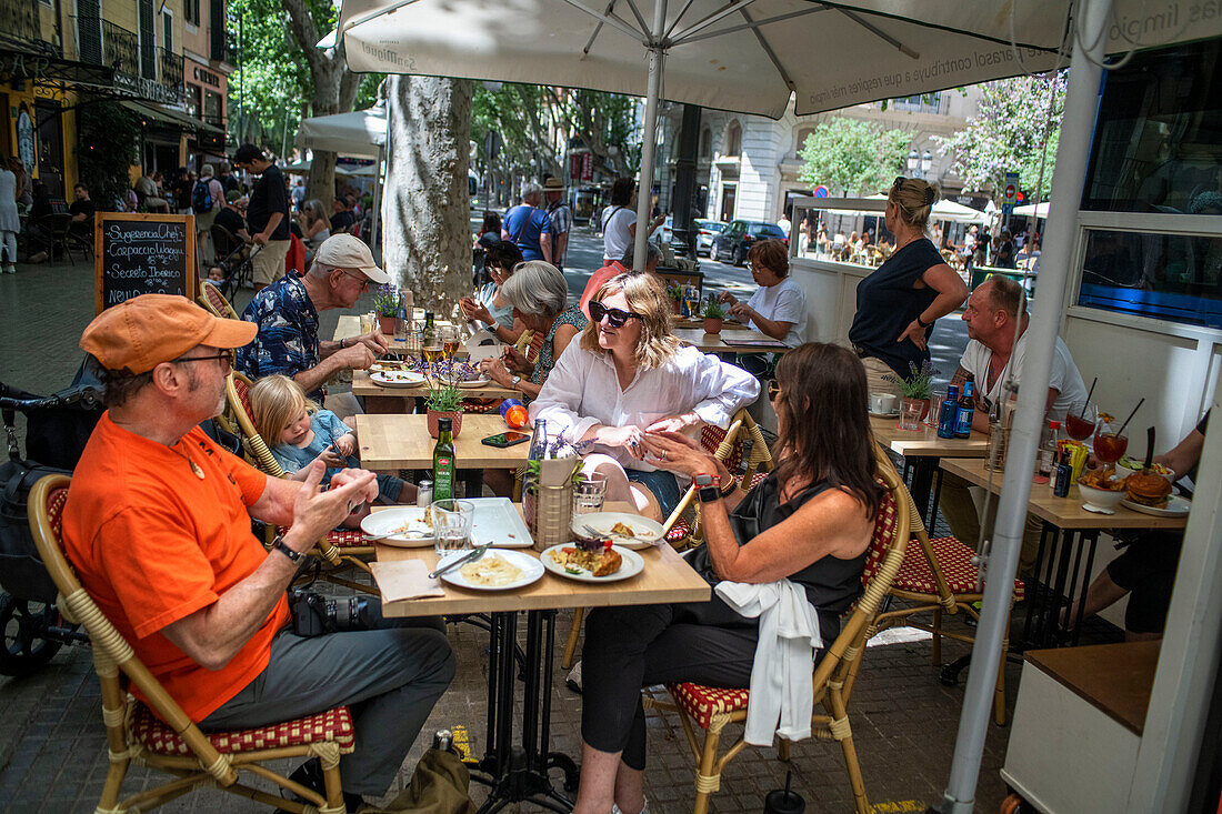 Bars und Restaurants in Paseo del Borne oder Paseo del Borne, Promenade Passeig des Born, Palma de Mallorca, Mallorca, Balearen, Spanien