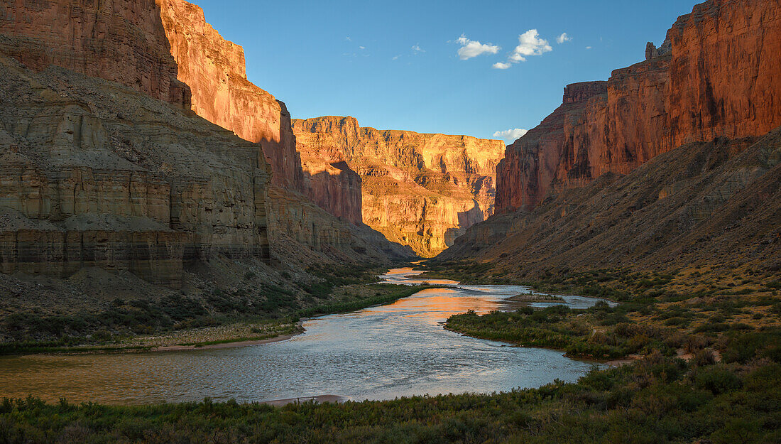 Blick auf den Colorado River, der sich durch den Grand Canyon National Park schlängelt, vom Weg zu den Nankoweap Granaries