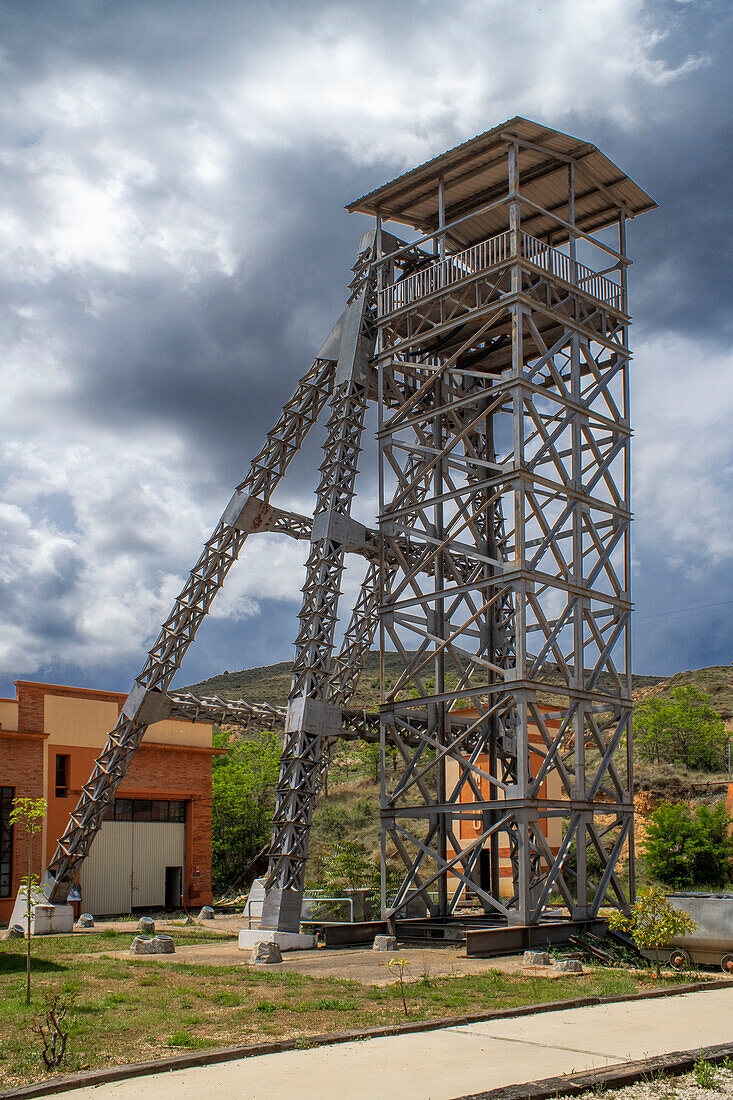 Förderschacht im Bergbau- und Eisenbahn-Themenpark Utrillas, Utrillas, Cuencas Mineras, Teruel, Aragon, Spanien