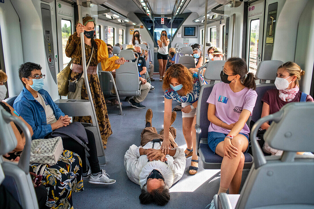 Schauspieler spielen Don Quijote de la Mancha und Dulcinea del Toboso im Cervantes-Zug zwischen dem Bahnhof Atocha und Alcala de Henares, Madrid, Spanien