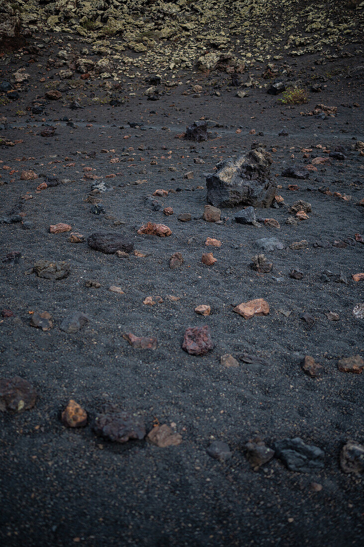 Volcan del Cuervo (Krähenvulkan), ein Krater, der über einen Rundweg in einer kargen, felsigen Landschaft erkundet wird