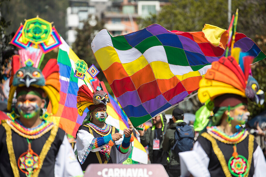 Der Karneval der Negros y Blancos in Pasto, Kolumbien, ist ein lebhaftes kulturelles Spektakel, das sich mit einem Übermaß an Farben, Energie und traditioneller Inbrunst entfaltet