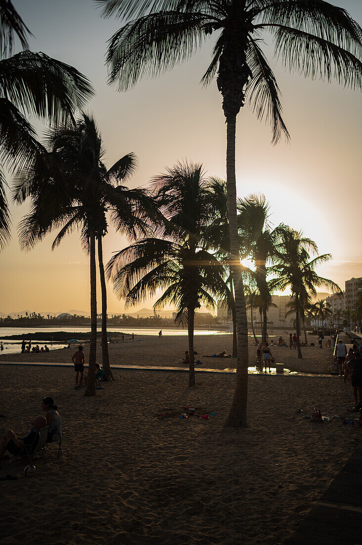 Strand von Arrecife bei Sonnenuntergang in der Hauptstadt von Lanzarote, Kanarische Inseln, Spanien