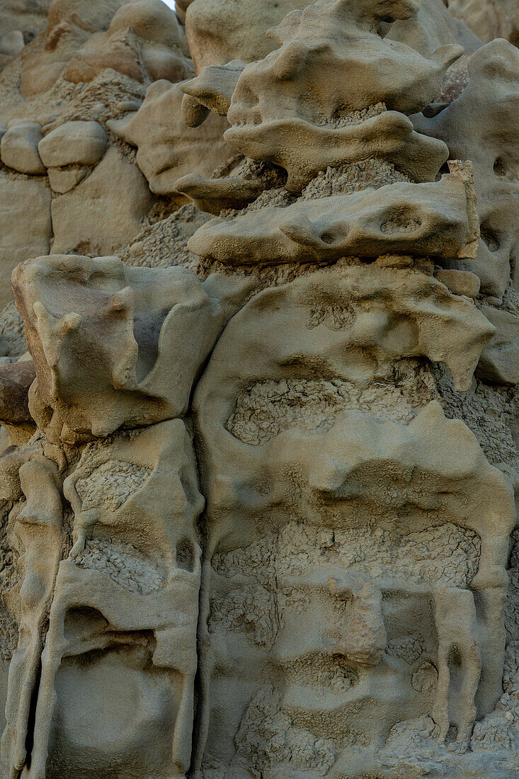 Geschmolzene, wachsartige Erosionsmuster in den Sandsteinformationen in der Fantasy Canyon Recreation Area, in der Nähe von Vernal, Utah