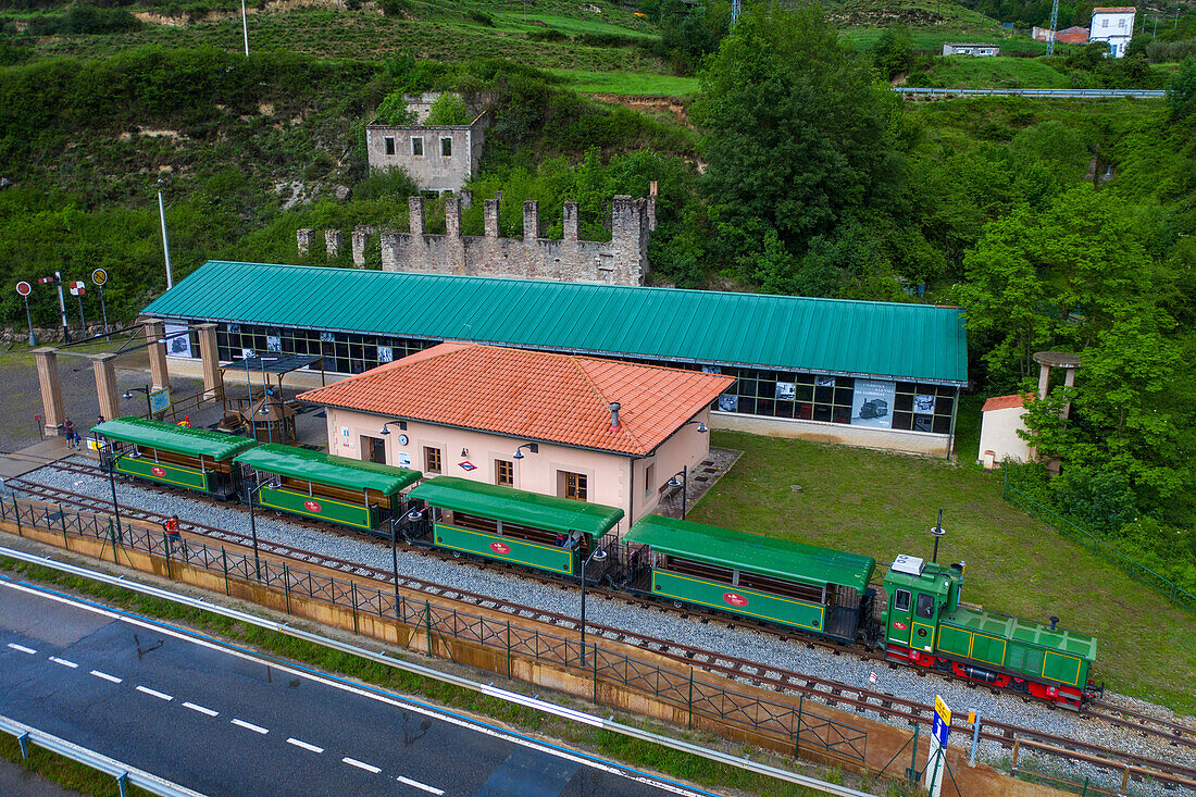 Luftaufnahme des Tren del Ciment am Bahnhof Pobla de Lillet, La Pobla de Lillet, Castellar de n'hug, Berguedà, Katalonien, Spanien