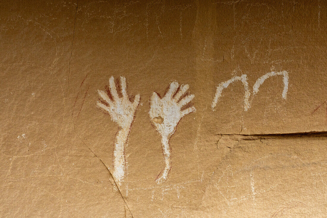 Piktogramme der amerikanischen Ureinwohner an der Waving Hands Canyon Interpretive Site, Canyon Pintado National Historic District in Colorado. Prähispanische Felskunst der amerikanischen Ureinwohner