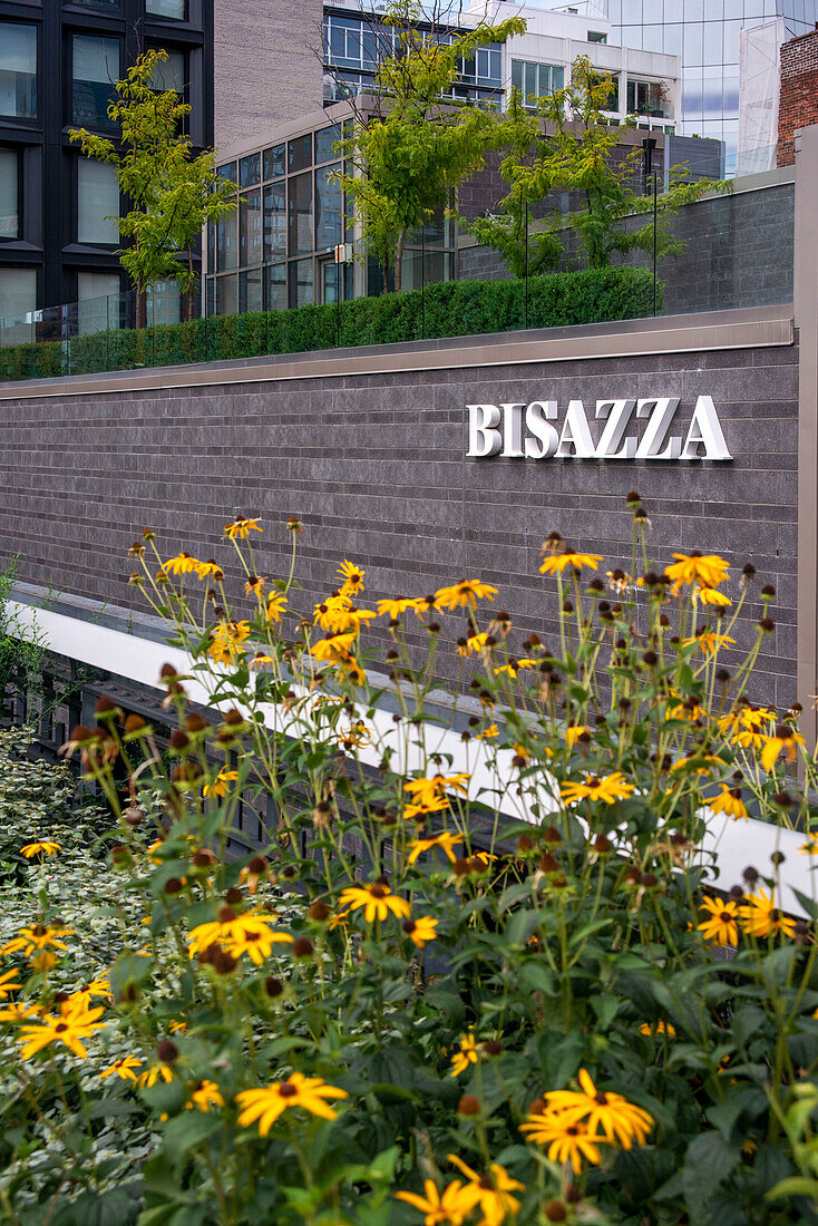 Bisazza-Gebäude im New Yorker High Line New Urban Park, der aus einer stillgelegten Hochbahnstrecke in Chelsea Lower Manhattan New York City HIGHLINE, USA, entstanden ist