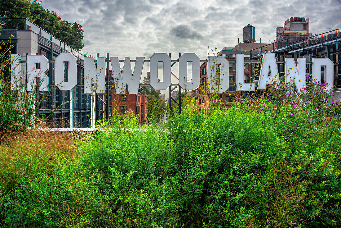 Ironwoodland-Buchstaben im New Yorker High Line-Park, der aus einer stillgelegten Hochbahnstrecke in Chelsea Lower Manhattan New York City HIGHLINE, USA, entstanden ist