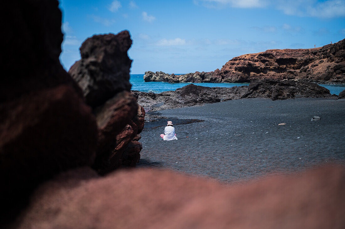 Junge Frau am Strand El Golfo (Playa el Golfo) in Lanzarote, Kanarische Inseln, Spanien