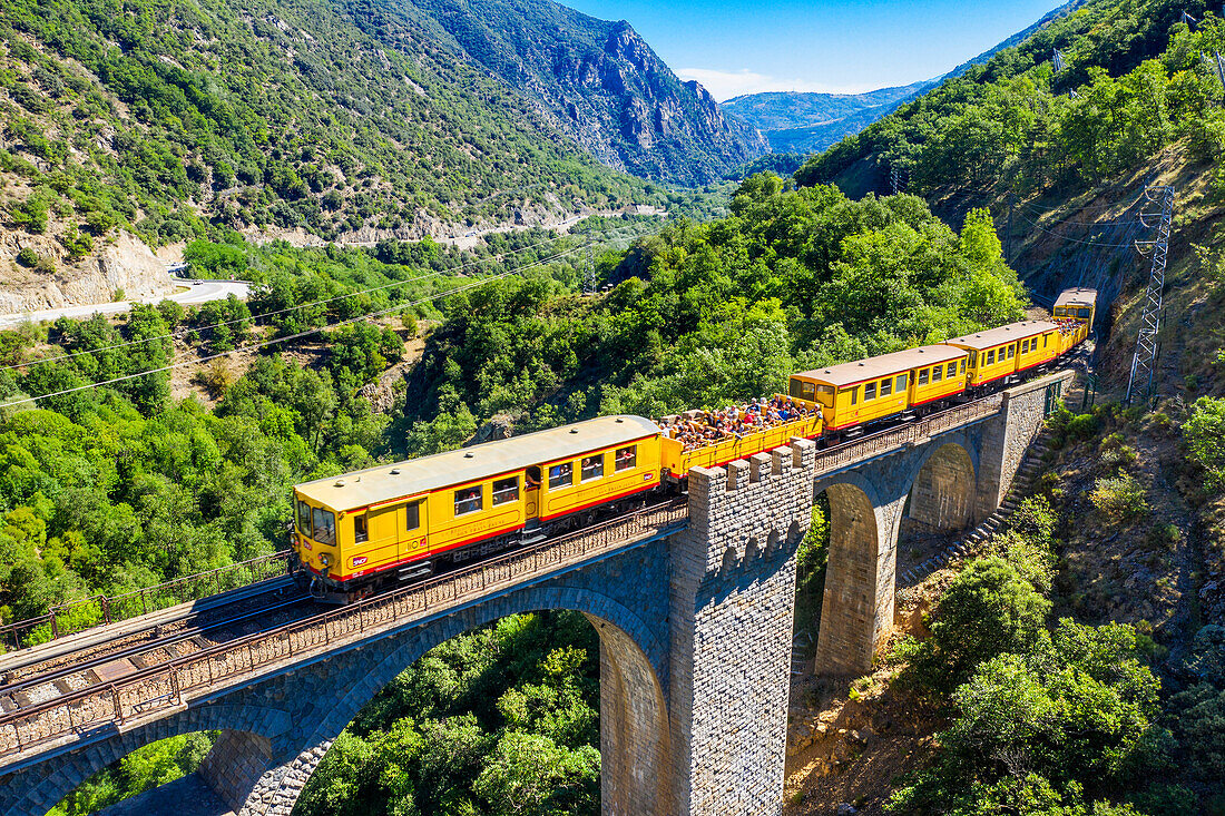 Luftaufnahme des Gelben Zugs oder Train Jaune auf der Brücke von Sejourne - Frankreich, Pyrenäen-Orientales