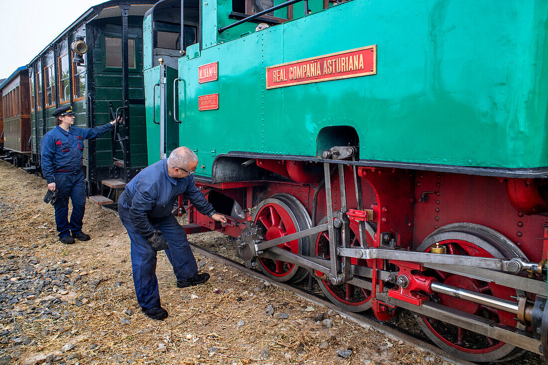 Haltestelle Laguna del Campillo, Lokomotive Aliva nº 4 im Zug El Tren de Arganda oder Tren de la Poveda in Arganda del Rey, Madrid, Spanien