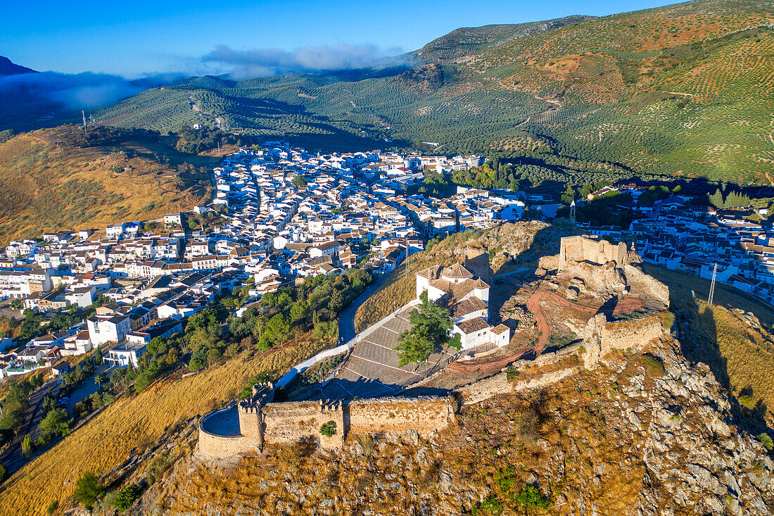 Luftaufnahme des Dorfes Carcabuey in der Provinz Cordoba, Andalusien, Südspanien