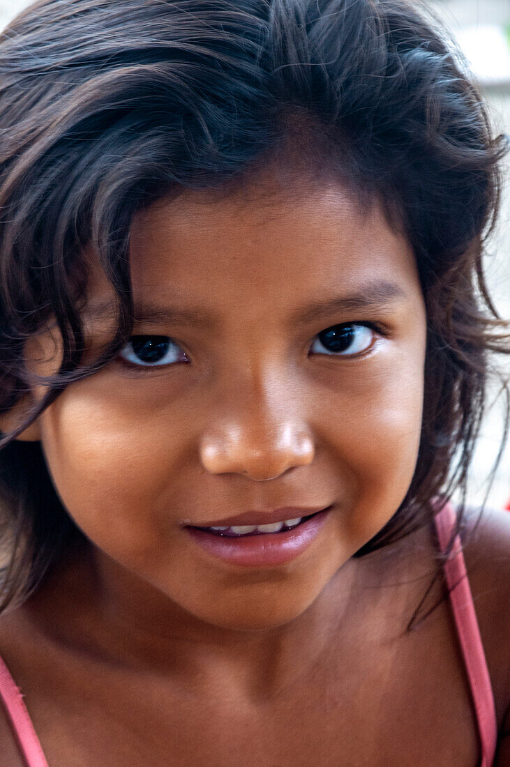 Mädchen aus dem Flussdorf Timicuro I. Iqutios am peruanischen Amazonas, Loreto, Peru