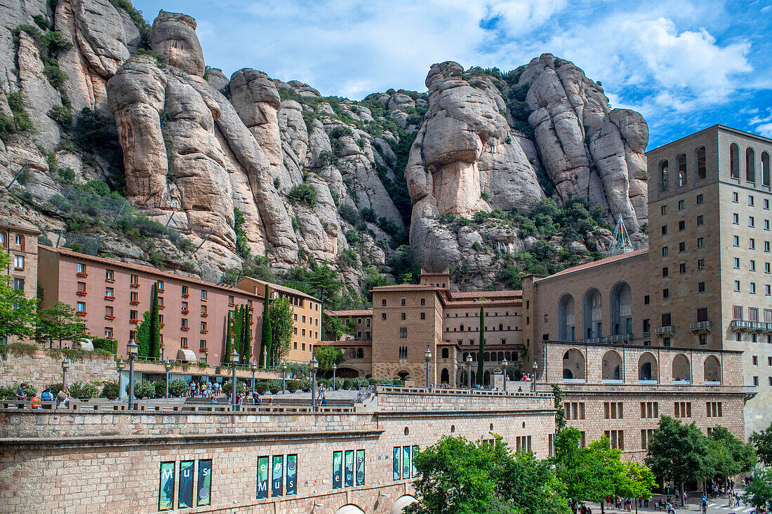 Sommertag in der Benediktinerabtei Santa Maria de Montserrat, Monistrol de Montserrat, Barcelona, Katalonien, Spanien