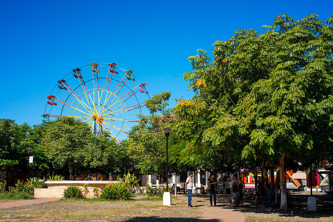 Altes Riesenrad noria im Central Park im Dorf Suchitoto. Suchitoto, Cuscatlan, El Salvador Mittelamerika