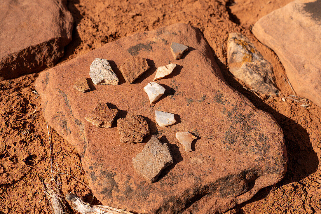Feuerstein- und Keramikherden der vorspanischen Ureinwohner Amerikas. West Bench Pueblo-Stätte, Vermilion Cliffs National Monument, Arizona