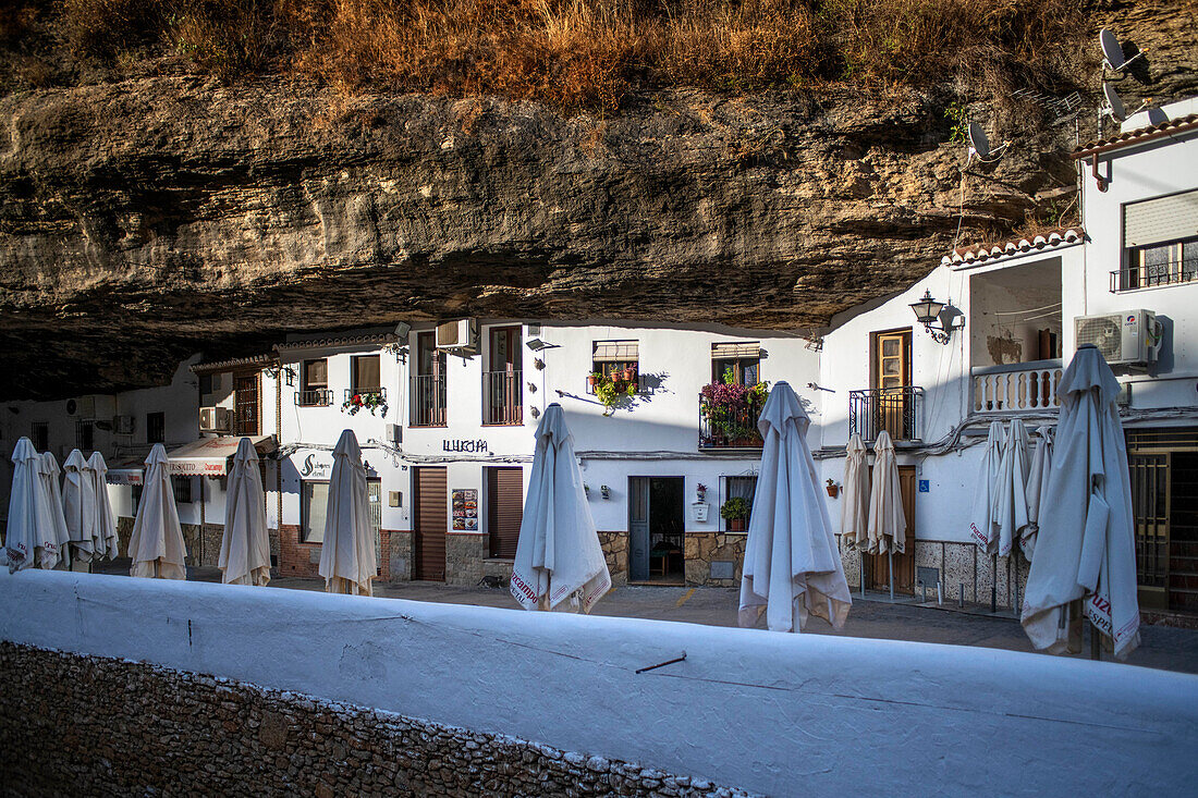 Bars und Restaurants in der Straße La Cueva del Sol, einer der typischsten Straßen von Setenil de las Bodegas