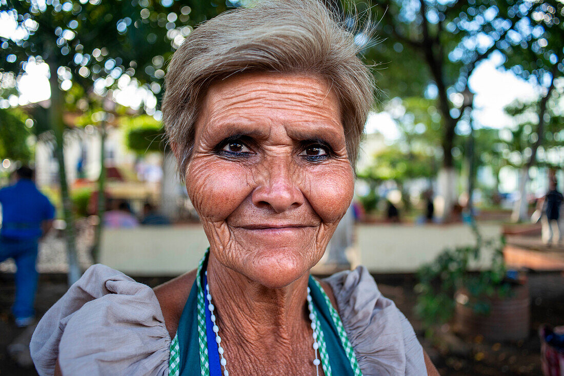 Alte Frau im Libertad-Park in Santa Ana, Departement Santa Ana, El Salvador, Mittelamerika