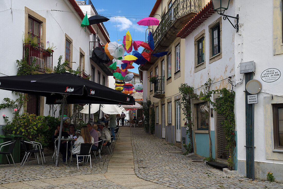 Terrasse eines Restaurants in der Straße Afonso de Albuquerque in Almeida, Portugal